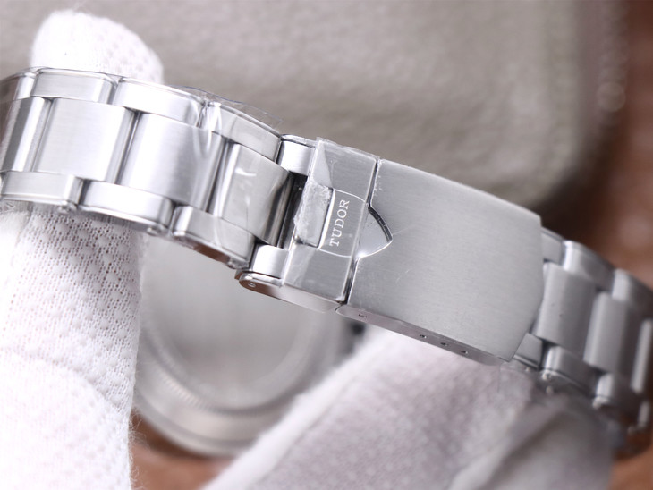 帝舵機械男錶1比1高仿價格 ZF帝舵碧灣 M79030b-0001 藍舵￥2980 -高仿錶