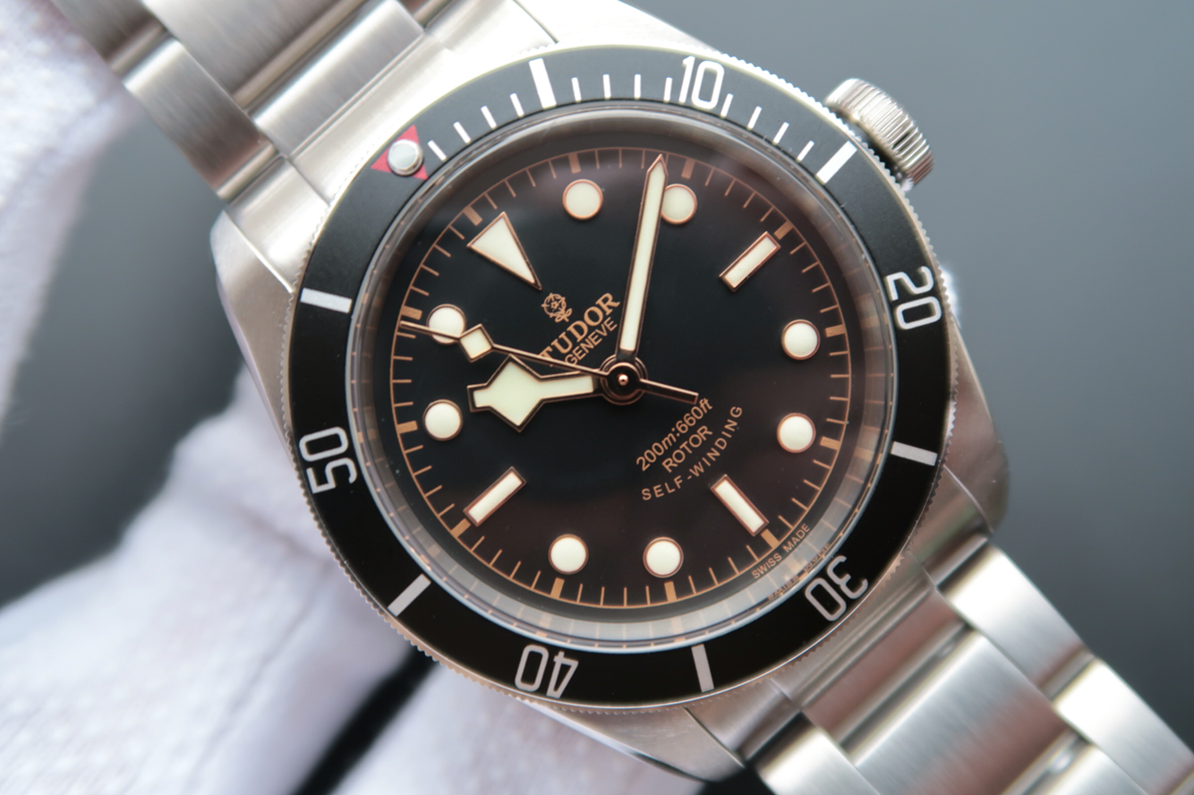 高仿帝舵報價 ZF帝駝小黑花碧灣HERITAGE BLACK BAY繫列79220￥2880 -高仿錶