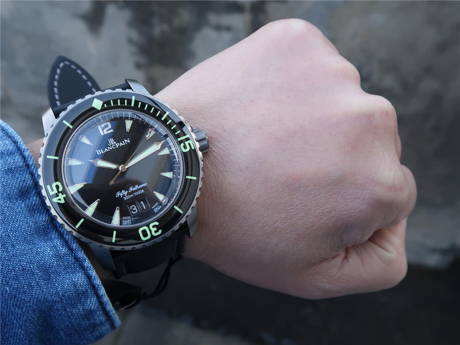 復刻手錶寶珀五十噚值得買嗎 HG寶珀全新的五十噚大日歴5050-12B30-B52A￥4580-高仿錶