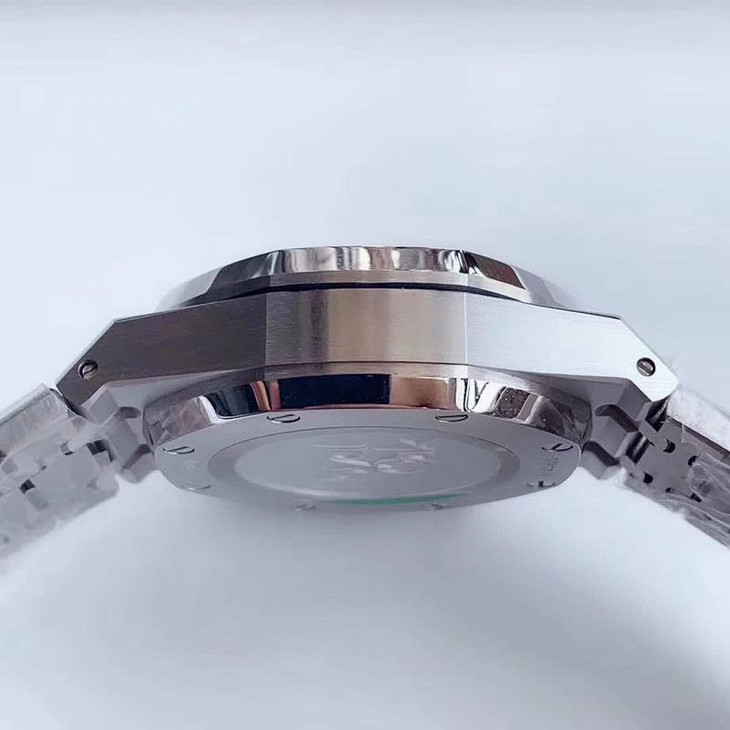 1比1精仿愛彼皇家橡樹 bf愛彼皇家橡樹繫列26338PT.OO.1220PT.01￥3980-高仿錶