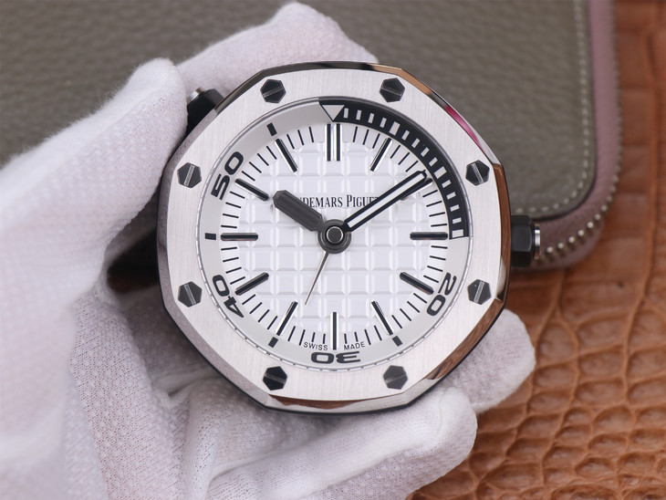 愛彼15710哪款1比1復刻的好 tz愛彼皇家橡樹離岸型 15710經典致敬桌鐘￥2980-高仿錶
