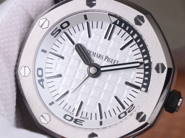 愛彼15710哪款1比1復刻的好 tz愛彼皇家橡樹離岸型 15710經典致敬桌鐘￥2980-高仿錶