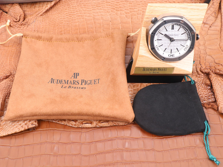 愛彼15710哪款1比1復刻的好 tz愛彼皇家橡樹離岸型 15710經典致敬桌鐘￥2980-高仿錶