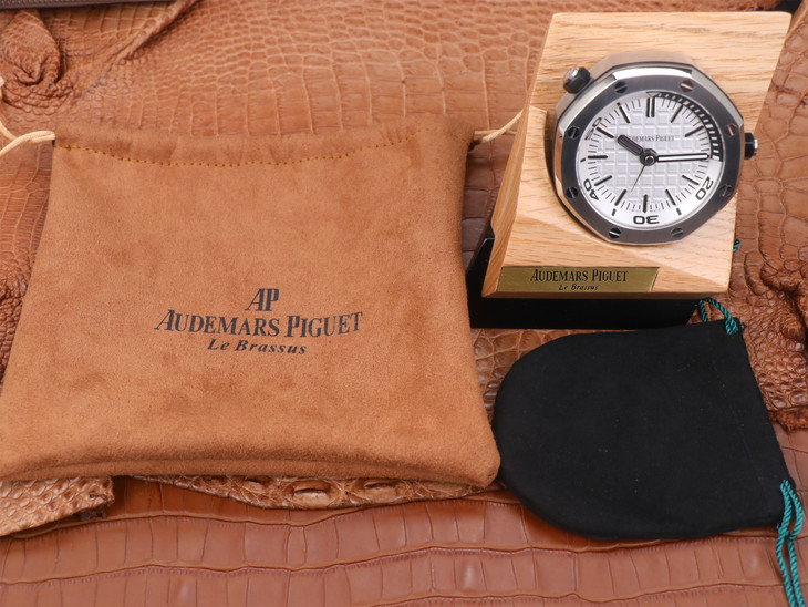 愛彼15710哪款1比1復刻的好 tz愛彼皇家橡樹離岸型 15710經典致敬桌鐘￥2980-高仿錶