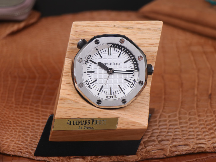 愛彼15710哪款1比1復刻的好 tz愛彼皇家橡樹離岸型 15710經典致敬桌鐘￥2980-高仿錶
