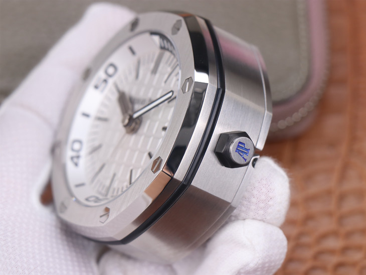 愛彼15710哪款1比1復刻的好 tz愛彼皇家橡樹離岸型 15710經典致敬桌鐘￥2980-高仿錶