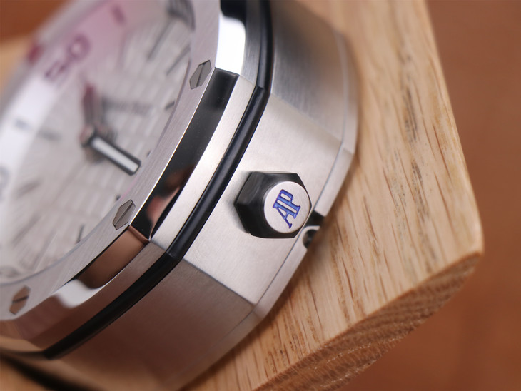 愛彼15710哪款1比1復刻的好 tz愛彼皇家橡樹離岸型 15710經典致敬桌鐘￥2980-高仿錶