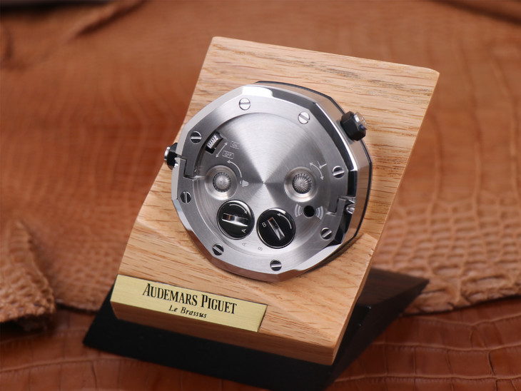 愛彼15710哪款1比1復刻的好 tz愛彼皇家橡樹離岸型 15710經典致敬桌鐘￥2980-高仿錶