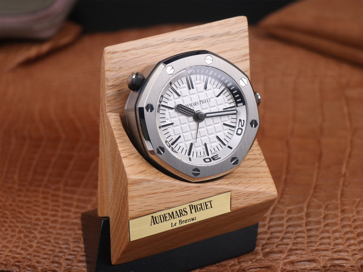 愛彼15710哪款1比1復刻的好 tz愛彼皇家橡樹離岸型 15710經典致敬桌鐘￥2980-高仿錶