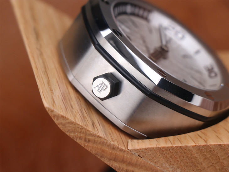 愛彼15710哪款1比1復刻的好 tz愛彼皇家橡樹離岸型 15710經典致敬桌鐘￥2980-高仿錶