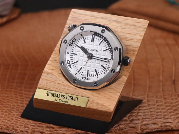 愛彼15710哪款1比1復刻的好 tz愛彼皇家橡樹離岸型 15710經典致敬桌鐘￥2980-高仿錶