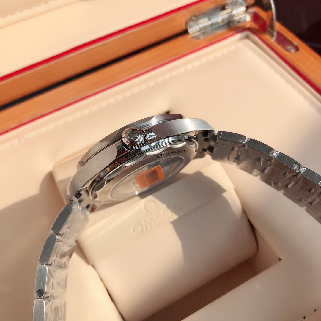 OMEGA歐米茄高仿錶新款綠馬海洋宇宙300m同軸至臻天文臺42mm潛水錶-高仿錶